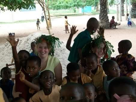 Children with teaching volunteers.